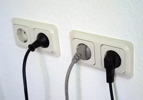 S-a electrocutat când a băgat televizorul în priză