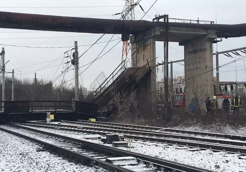 UPDATE/Traficul feroviar a fost reluat complet pe ruta București-Brașov. O pasarelă s-a prăbușit peste calea ferată, la Ploiești / FOTO&VIDEO