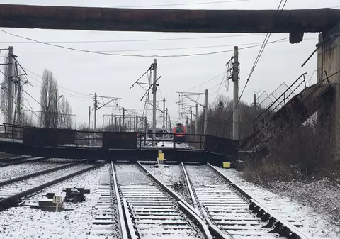 UPDATE/Pasarela prăbușită peste liniile ferate lângă Gara Ploiești va fi dezmembrată ca să poată fi îndepărtată (VIDEO)