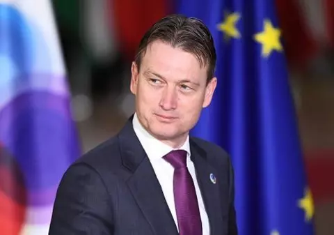Ministrul de Externe din Olanda a demisionat, după ce a minţit cu privire la prezenţa sa în cursul unei întâlniri cu Vladimir Putin