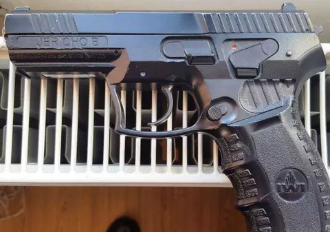 Elevul care a intrat cu pistolul într-un liceu din Arad a fost amendat. Arma nu a fost confiscată