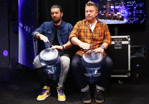 EXCLUSIV/ Smiley și Pavel și-au făcut trupă de toboșari! Imagini inedite din culisele “Românii au talent”