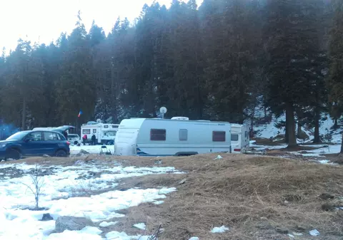 REPORTAJ/ Camping pe Valea Cerbului, în plină iarnă. Împătimiții muntelui nu se lasă descurajați nici de frig, nici de gunoaie/VIDEO