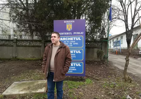 Protest la Parchetul Judecătoriei Galați al unui profesor de istorie. Bărbatul luase fictiv în spațiu 1.500 de moldoveni