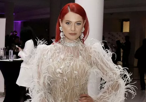 VIDEO/ Raluka, la un pas să-și compromită silueta. “Trișez cu sala. Calc prost și-n alimentație. Mănânc ciocolată încontinuu”