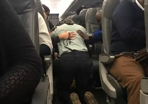 Femeie resuscitată în avion, cu un dispozitiv improvizat, după un stop cardio-respirator