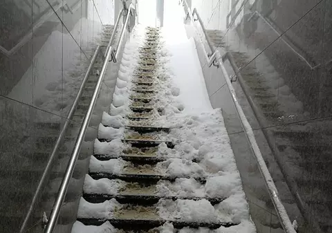 FOTO / Scările pasajului pietonal de la Piața Sudului, necurățate de zăpadă. Coborârea și urcarea, un pericol