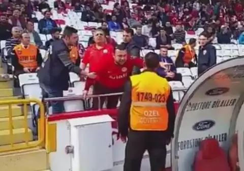 Șumudică era s-o pățească la turci. Fanii furioși au vrut să sară la el, dar au fost opriți în ultimul moment! | VIDEO
