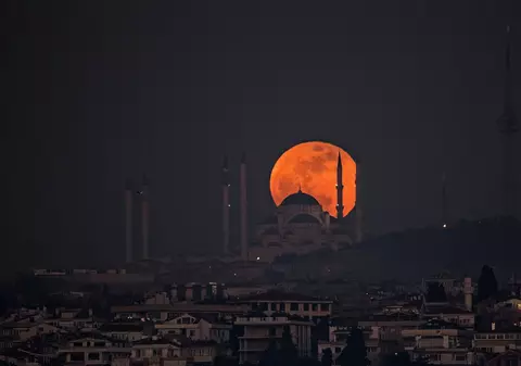 5 zodii care vor fi afectate de superluna albastră sângerie în următoarele zile