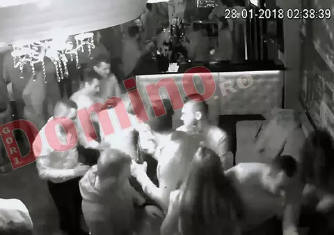 Tânăr bătut cu bestialitate într-o discotecă din Gorj. Agresorii sunt liberi