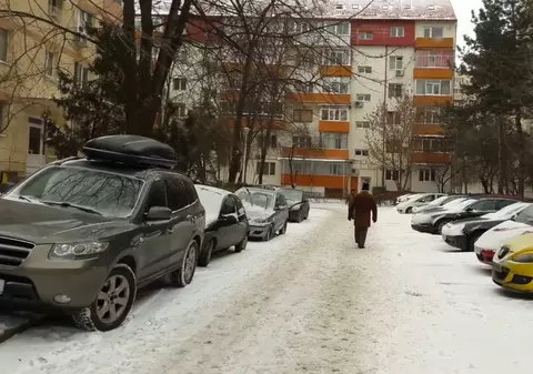 VIDEO/ Bucureștenii și-au lăsat mașinile acasă. Temperaturile extrem de scăzute „au înghețat” autoturismele în parcări