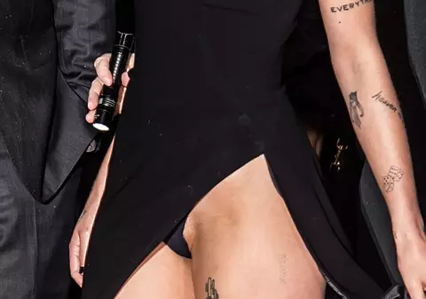 FOTO | Halsey și-a arătat lenjeria intimă pe covorul roșu