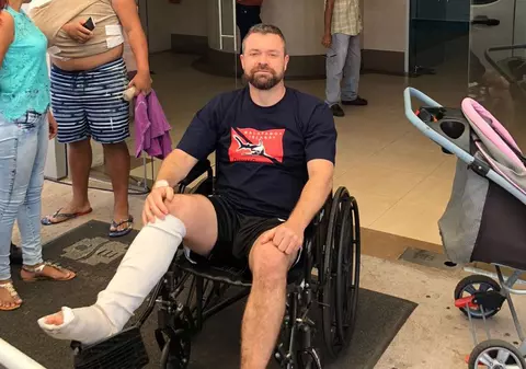 FOTO | Acest britanic s-a luat la bătaie cu un rechin, după ce a fost mușcat