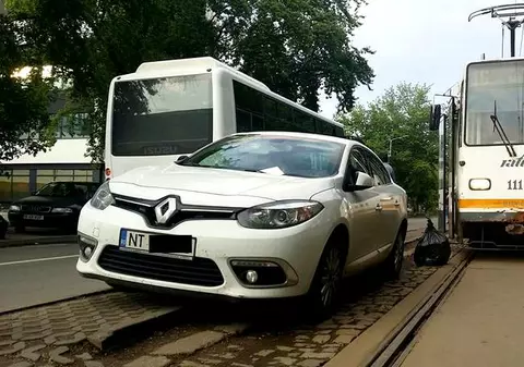 Poliția Locală împarte amenzi în Pipera pentru maşinile parcate ilegal