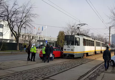 VIDEO| Tramvaie blocate 30 de minute de o șoferiță. Ce reacția a avut femeia când a ajuns la mașină!