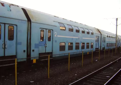 Circulaţia feroviară, închisă pe ruta Orşova - Caransebeş, după ce au căzut trei tone de stânci de pe versanţi