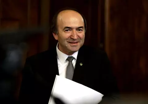Demisia lui Tudorel Toader, cerută cu laserul pe clădirea Facultății de Drept din Iași (FOTO)