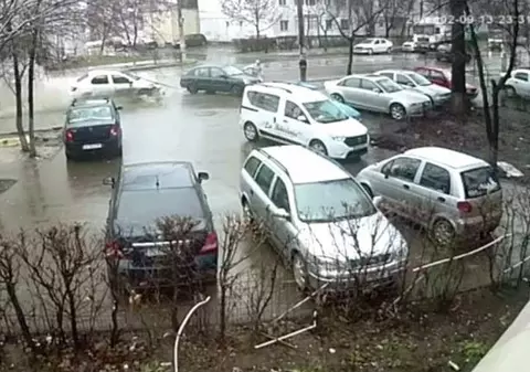Un bărbat a scăpat miraculos dintr-un accident în Iași. Doi pași au făcut diferența între viață și moarte / VIDEO