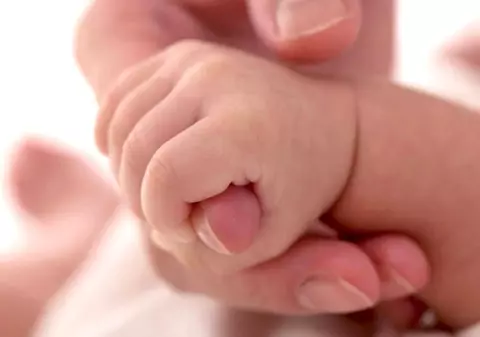Un bebeluș din Botoșani e în stare gravă la spital după ce mama i-a desfundat nasul