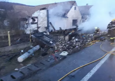 Un camion a ars în urma unui accident în Mureș. Șoferul a lovit un stâlp de electricitate, o ţeavă de gaz și s-a oprit în curtea unei case