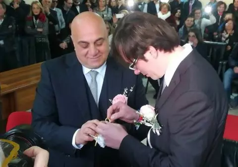 Un român și un italian s-au căsătorit în Sicilia. Alex și Rosario s-au cunoscut într-un club