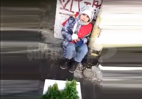 O fetiță zgribulită de frig, care vindea verdeață, i-a înduioșat pe oamenii din Buzău VIDEO