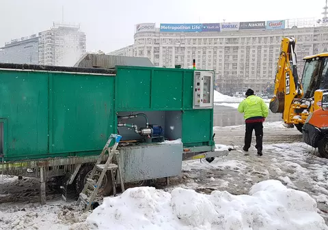 VIDEO EXCLUSIV| Primul utilaj de topit zăpada a fost pus în acțiune, în Piața Victoriei