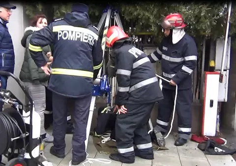 Pompierii vâlceni au salvat un Rottweiler dintr-un puț îngust. Salvatorul a coborât peste opt metri în puț