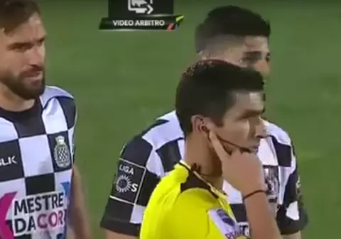 Boavista a reclamat că a primit un gol din ofsaid, dar când arbitrul a vrut să vadă proba video, a avut un șoc. De ce nu s-a observat nimic pe monitor | VIDEO