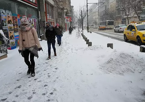 ANM a prelungit cu două zile atenționarea meteo de vremea rea. Ninsori, ger și polei, până joi