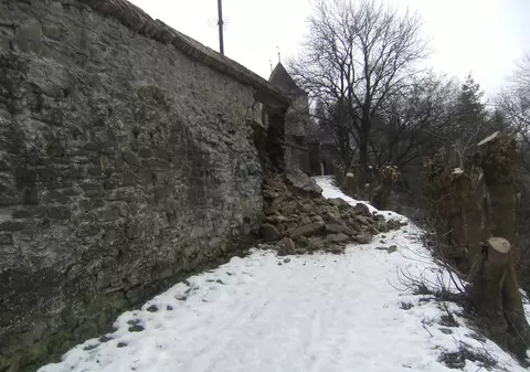 Zidul Cetății Sighișoara s-a prăbușit. Zona a fost izolată