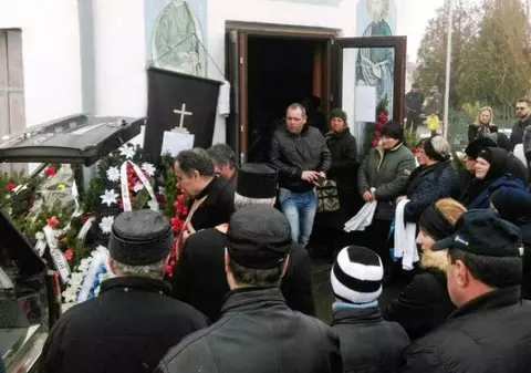 Tinerii din Caracal care au murit în accidentul din Olanda au fost conduşi pe ultimul drum. Sute de persoane au fost prezente