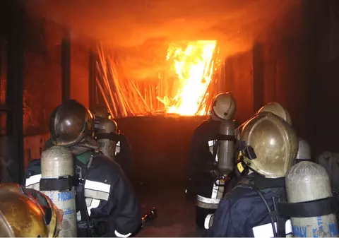 EXCLUSIV/ Buncărele incandescente, locul în care pompierii învață să ”citească” focul. Temperaturile depășesc, la antrenamente, 1.000 de grade Celsius