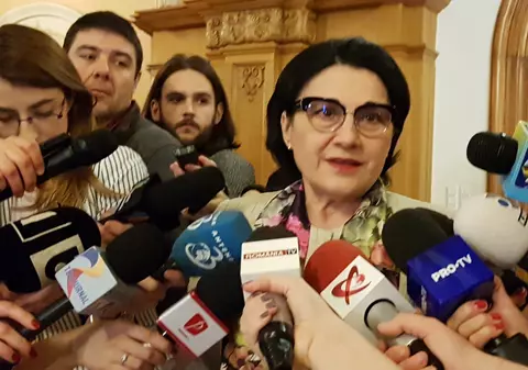 Andronescu spune că angajații din Educație își iau banii pe 14 aprilie; Teodorovici: Cei care nu au făcut solicitare nu primesc!