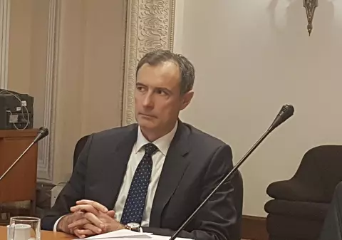 Newsweek: Pensionaţi înainte de vreme, foştii şefi din serviciile secrete au intrat în afaceri. Ce profit fac