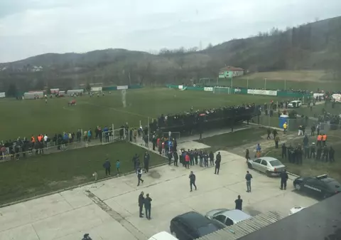 Bătăi între suporterii echipei Petrolul Ploiești și forțele de ordine, la Aninoasa. Incidente grave în Dâmbovița / FOTO&VIDEO