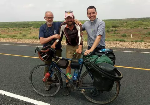 Un român face turul Africii pe bicicletă. Un preot român l-a întâlnit şi i-a oferit cazare