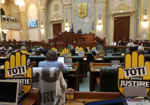 Protest în Senat, la votul pe legile justiției: USR a fluturat pancarte cu ”Toți pentru Justiției” și Regulamentul Senatului