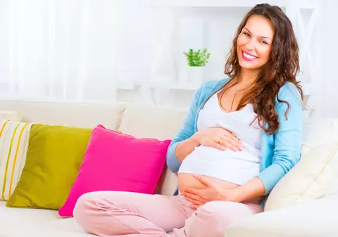 10 mituri despre sarcină. Au sau nu gravidele voie să zboare cu avionul, să se vaccineze și să bea cafea?