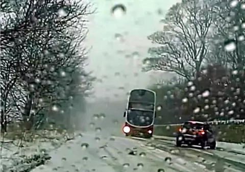 Momentul în care un autobuz evită în ultimul moment o mașină care a derapat. Șoferița este considerată o eroină / VIDEO