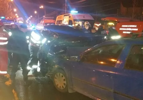 UPDATE/Carambol la semafor, aseară, în zona Băneasa. O persoană a murit, trei sunt grav rănite