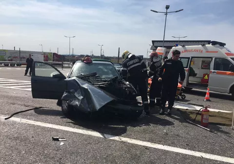 Accident pe centura orașului Lugoj. Cinci oameni au ajuns la spital din cauza unei manevre imprudente