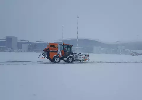 Patru persoane au fost rănite de un utilaj de deszăpezire în Suceava