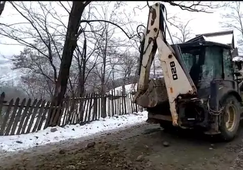 UPDATE. O alunecare de teren a izolat peste 1.500 de oameni din comuna Lopătari. Soluția găsită de autorități / VIDEO