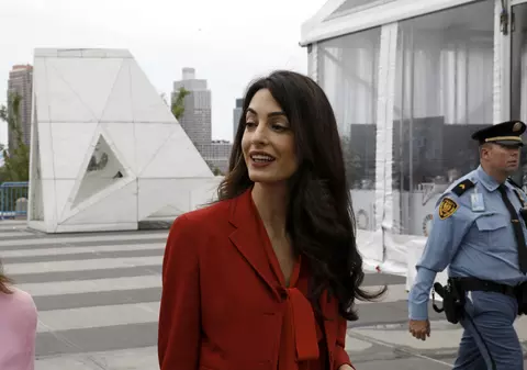 Amal Clooney va apăra doi reporteri Reuters condamnați în Myanmar