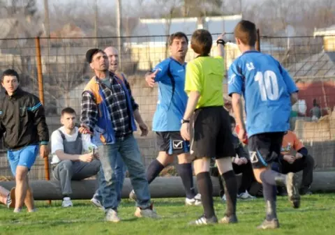 Scandal la Liga 4. Un președinte a recunoscut senin: ”L-am bruscat, l-am înjurat. M-a luat capul”