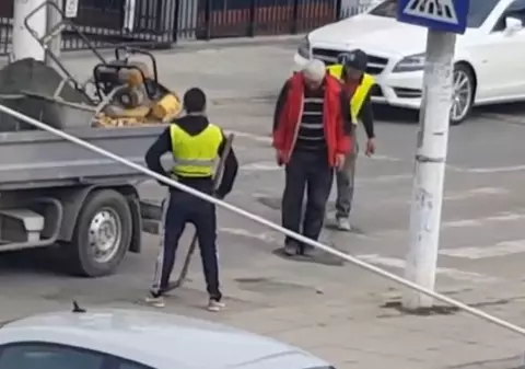 Cum se asfaltează pe o stradă din Mangalia. Clipul a devenit viral și a stârnit reacții neașteptate