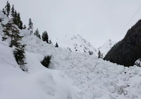 Risc însemnat de avalanșă în Munții Bucegi. Turiștii, sfătuiți să urce doar cu telecabina