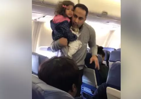 VIDEO | Unui tată și fetiței lui li s-a impus să părăsească avionul pentru că micuței îi era frică de zbor