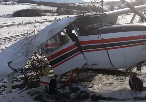 FOTO/ Un avion de mici dimensiuni s-a prăbușit pe aerodromul Măgura Cisnădie, după o decolare ratată
